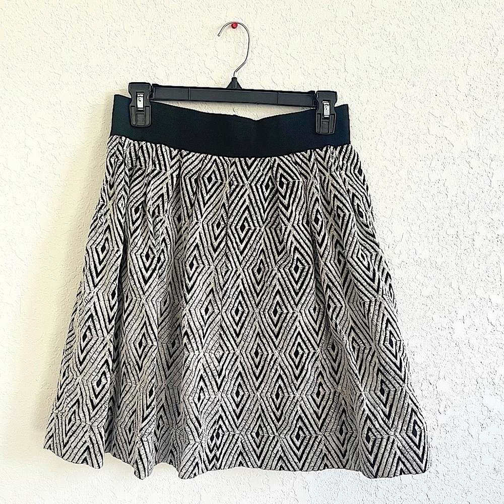 LE LIS BLANC DEUX Black White Geometric Knit Pleated Skirt Medium Elastic Zipper